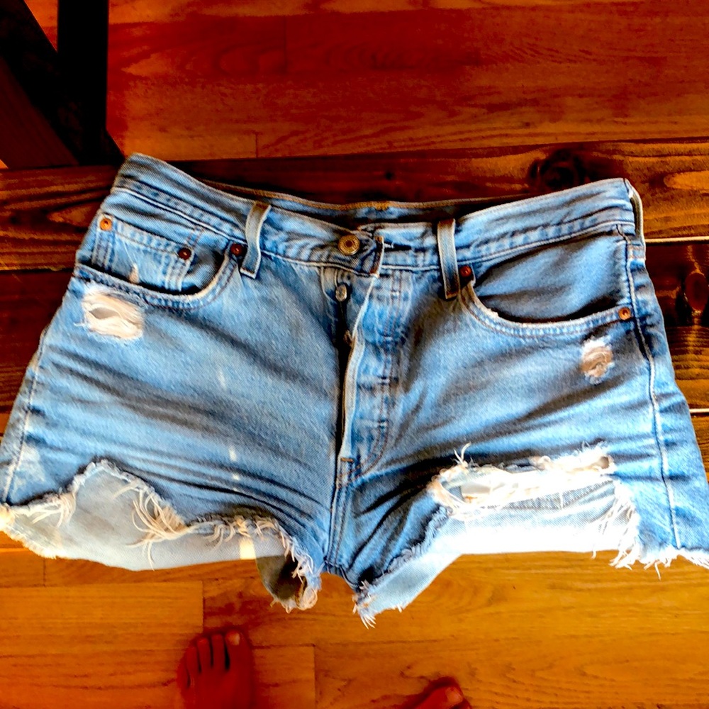 Reposh as 29 Levi’s cut offs. Super cute shorts just too big for me!